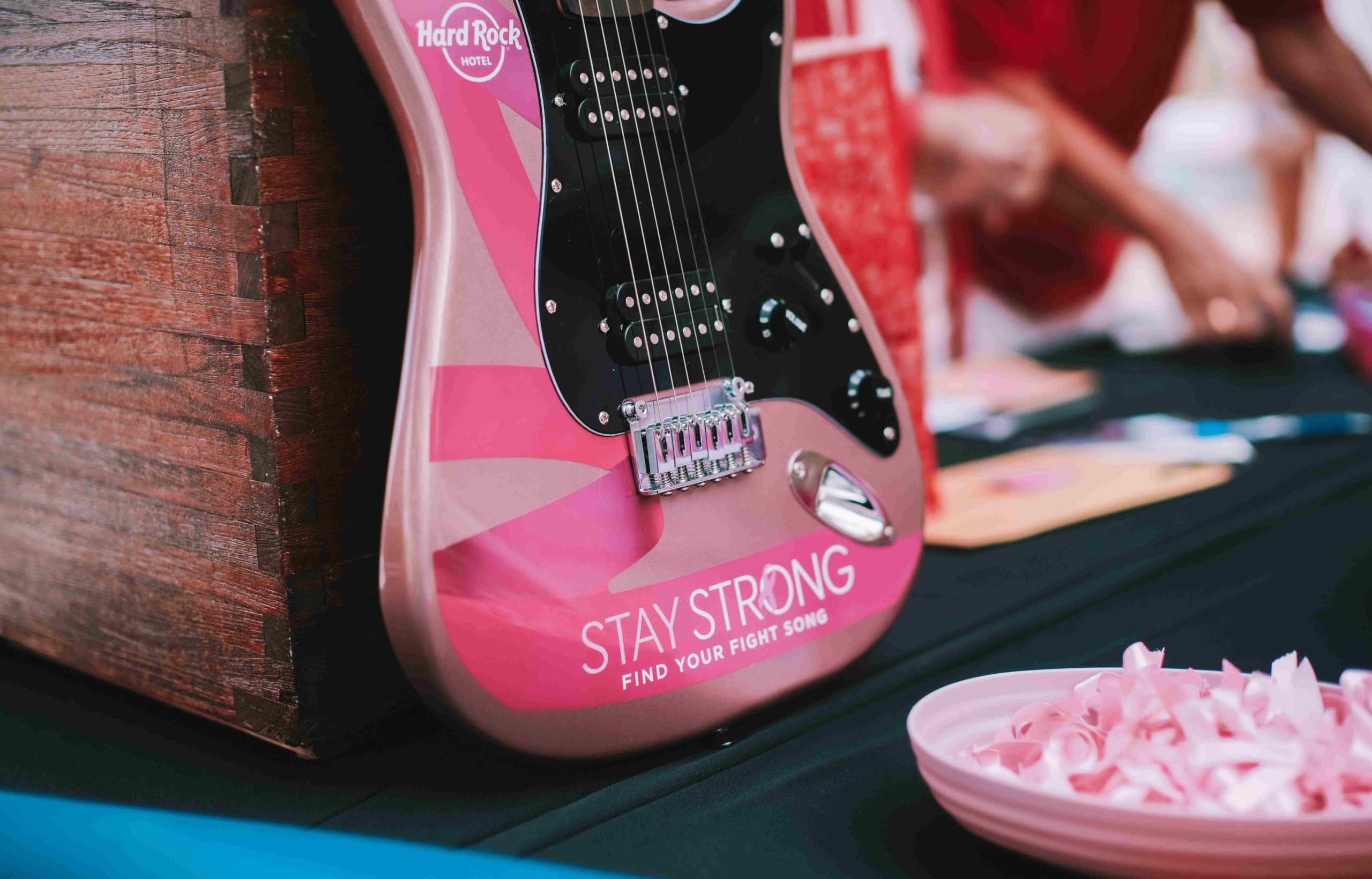 Guitarra rosa sorteada en el concierto solidario