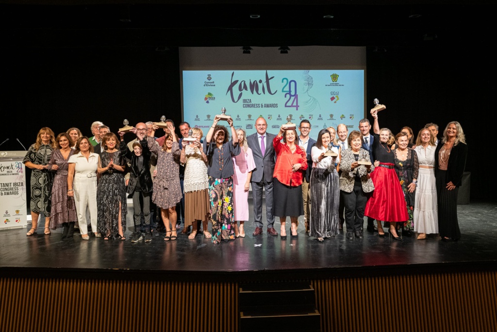 Foto de familia de las premiadas en los Tanit Ibiza Awards 2024