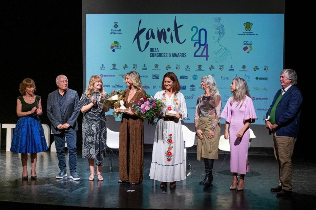 Marta Robles y Samantha Vallejo-Nágera recibiendo los premios Tanit Spirit en 2024