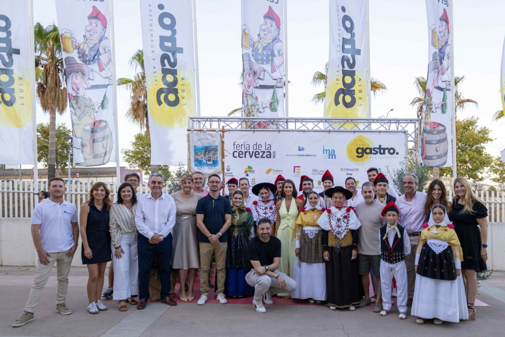 En la fotografía las autoridades presentes en la inauguración con la Colla de Sa Bodega, los promotores y organizadores de sendas Ferias, Miguel Ángel Serra, Joaquín Ibarra, Marta Jiménez y Montse Monsalve