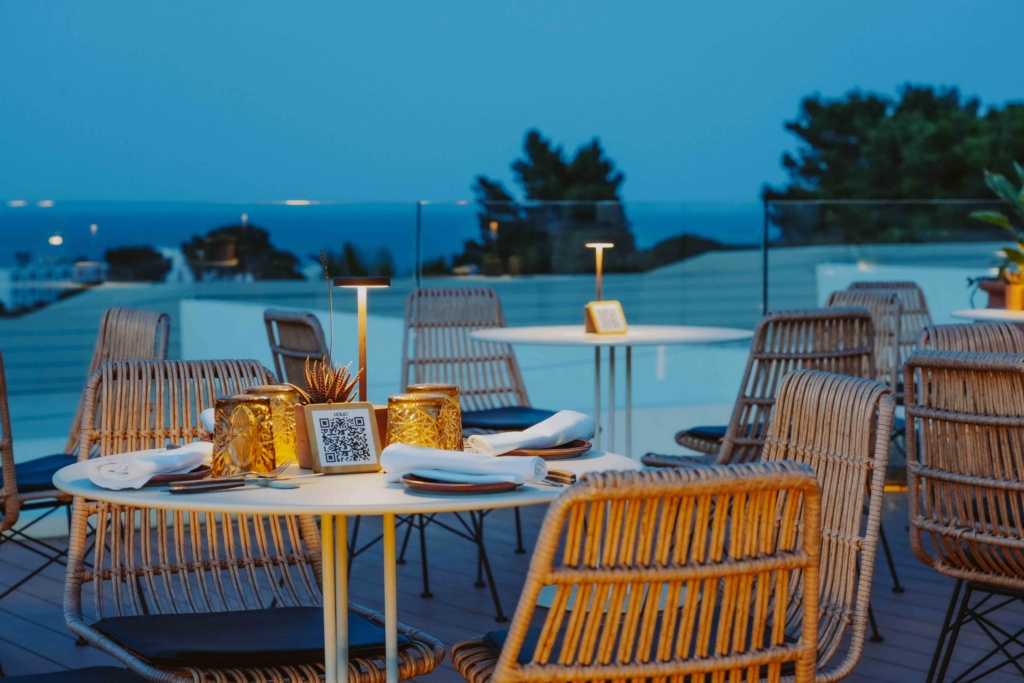 La terraza de Humo cuenta con un espacio donde las vistas al atardecer, la paz del mar y la mejor gastronomía brillan este otoño