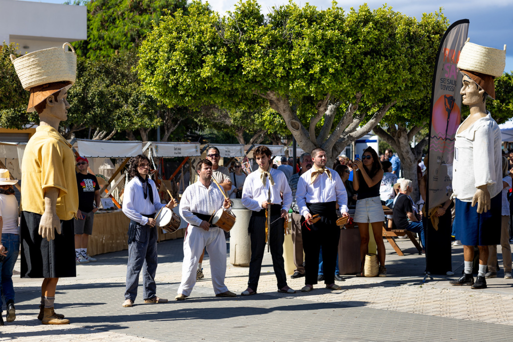 Demostración de Xicu y Jordi en la plaza del pueblo de Sant Jordi de ses Salines con una sonada pagesa
