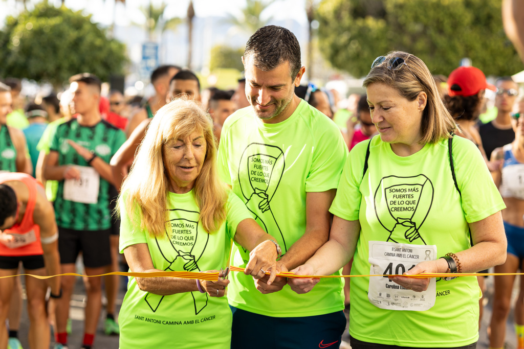 María Navarro, Marcos Serra y Carolina Escandell cortando la cinta para dar inicio a la carrera