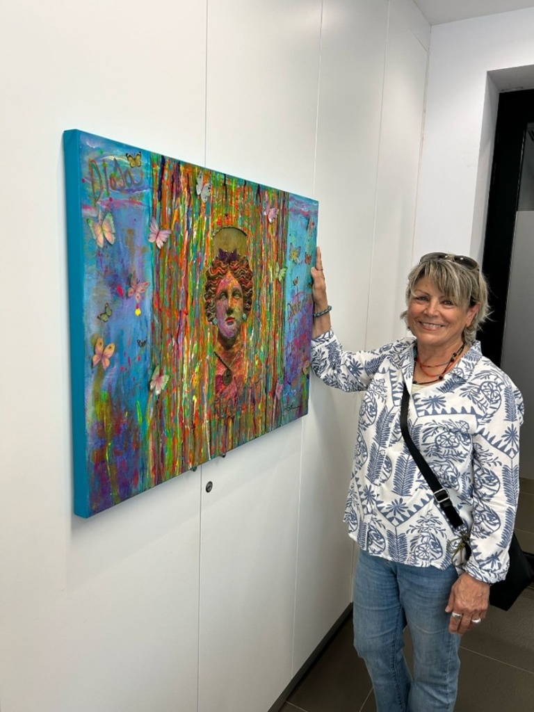 La artista Soledad Martínez Díaz "Sol" con su obra "Tanit Emergiendo de las Profundidades"