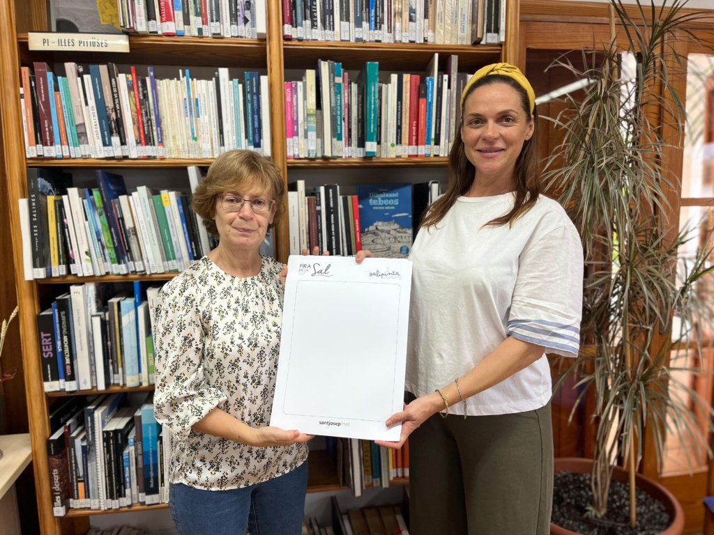 Neus Ribas, bibliotecaria del municipio de Sant Josep de sa Talaia, y Eva Ruiz, coordinadora de Turismo del Ayuntamiento de Sant Josep de sa Talaia