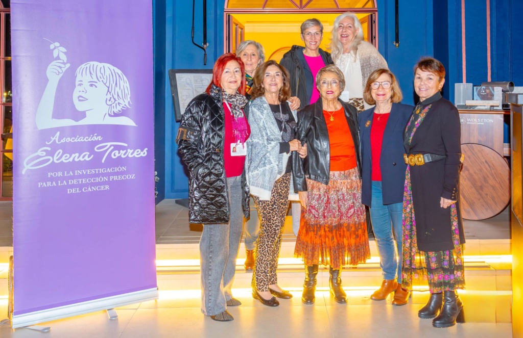 Mari Carmen Gutiérrez, primera a la derecha, con las voluntarias de la Asociación Elena Torres en la merienda de Navidad celebrada el pasado sábado en Ibiza