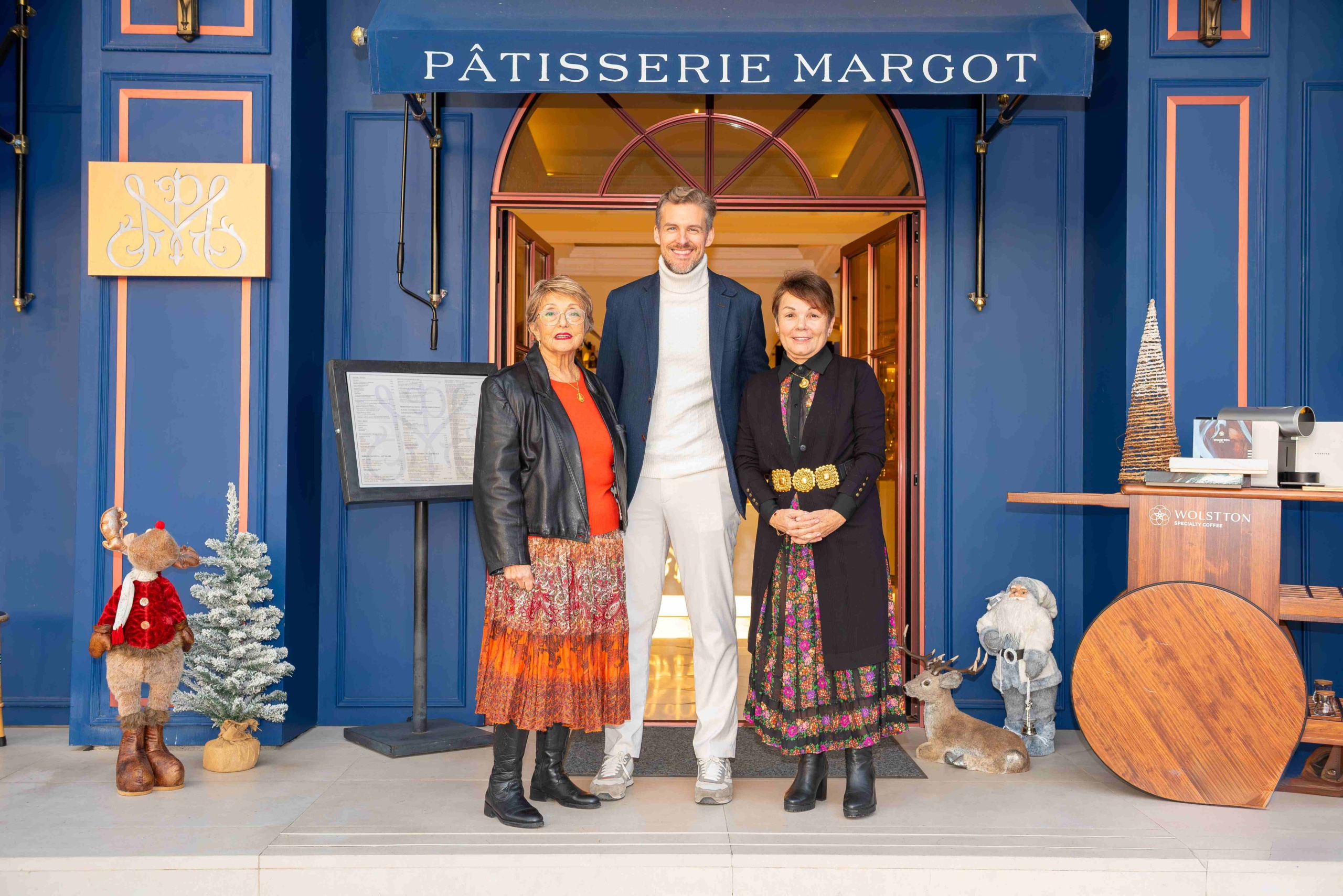 Vicky Ferrazzano, voluntaria de la Asociación Elena Torres, Manuel Herraiz, asesor gastronómico y consultor de Pâtisserie Margot, y Mari Carmen Gutiérrez, presidenta de la asociación