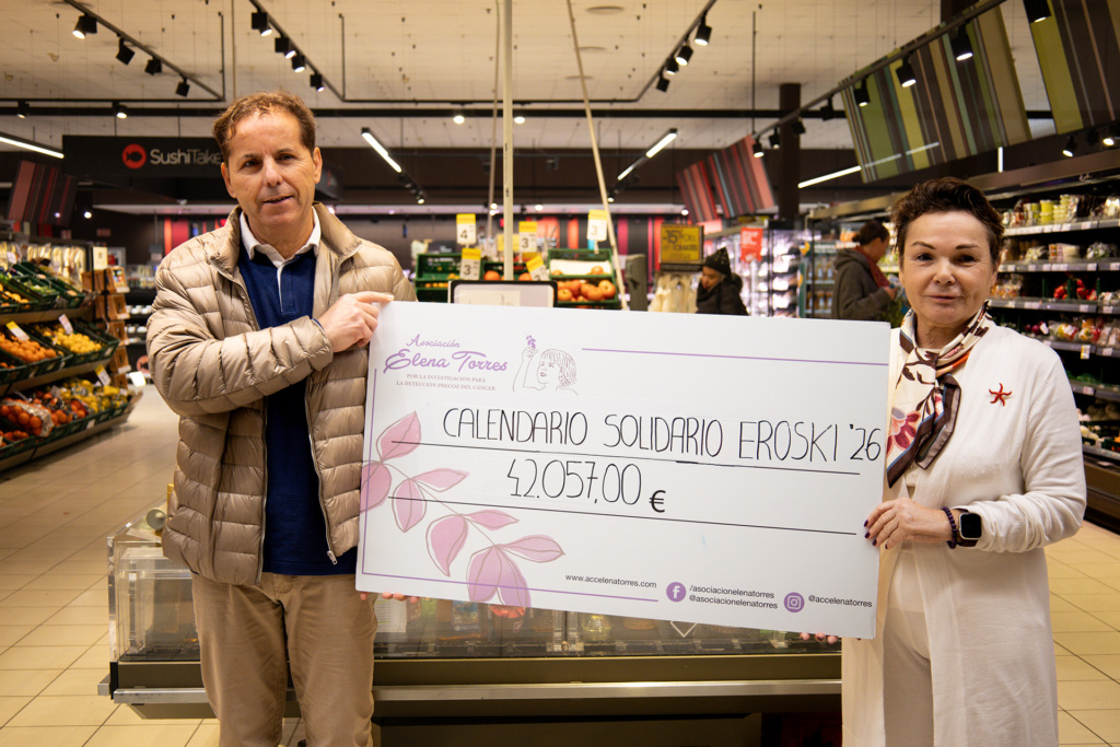 El jefe de zona de Grupo Eroski en Ibiza y Formentera, Jose Izquierdo, entrega el cheque con la recaudación del VIII Calendario Solidario a la presidenta de la Asociación Elena Torres, Mari Carmen Gutiérrez