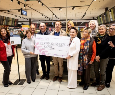 Entrega cheque VIII Calendario Solidario AET y Grupo Eroski