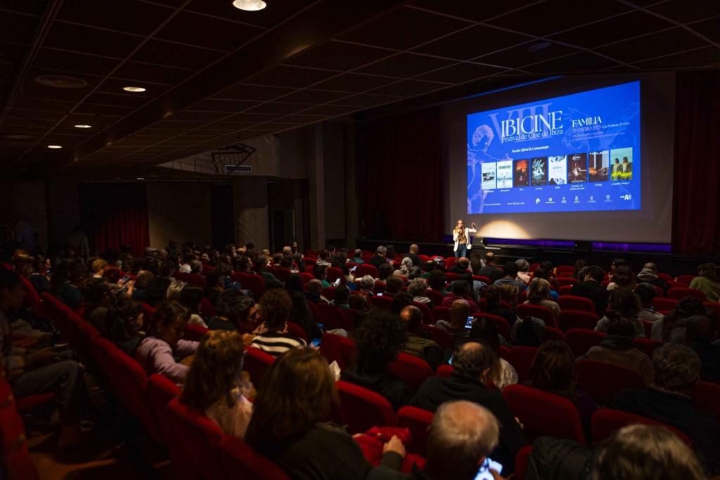 Helher Escribano presenta la sesión de Ibicine en 2025 con Can Ventosa lleno. Fotos Cintia Sarría