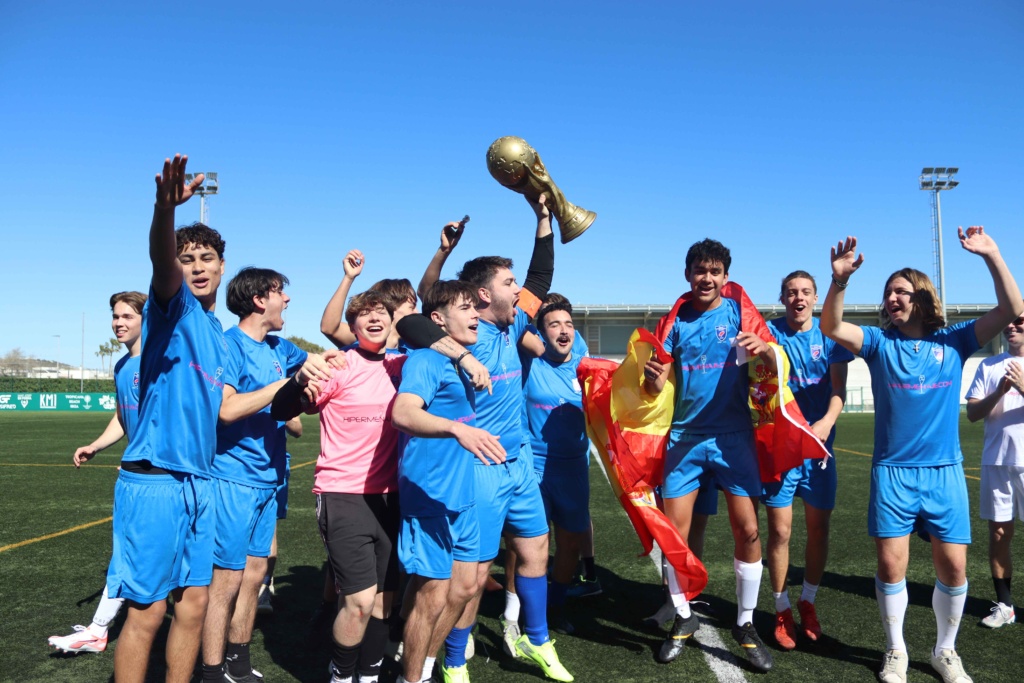 Los alumnos de Sixth Form con su trofeo en 2025