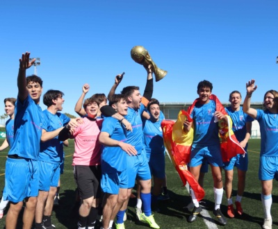 Estudiantes-Sixth-Form-Morna-International-College-Carlie-Torres Los alumnos de Sixth Form con su trofeo en 2025