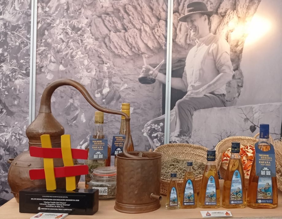 El Premio Alimentos de España a ‘Mejor bebida espirituosa con Indicación Geográfica 2025’ y las Hierbas Ibicencas Familia Marí Mayans en Horeca Ibiza