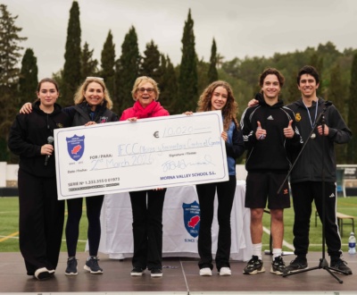 Alumnos y profesores de Morna International College entregaron el cheque solidario a la vicepresidenta de IFCC, Berno Kiberd