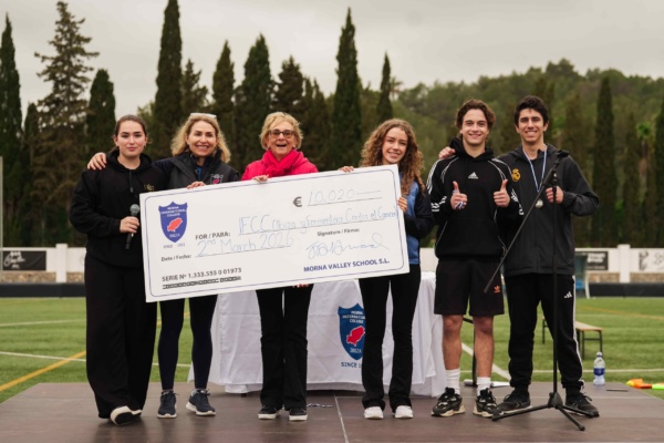 Alumnos y profesores de Morna International College entregaron el cheque solidario a la vicepresidenta de IFCC, Berno Kiberd