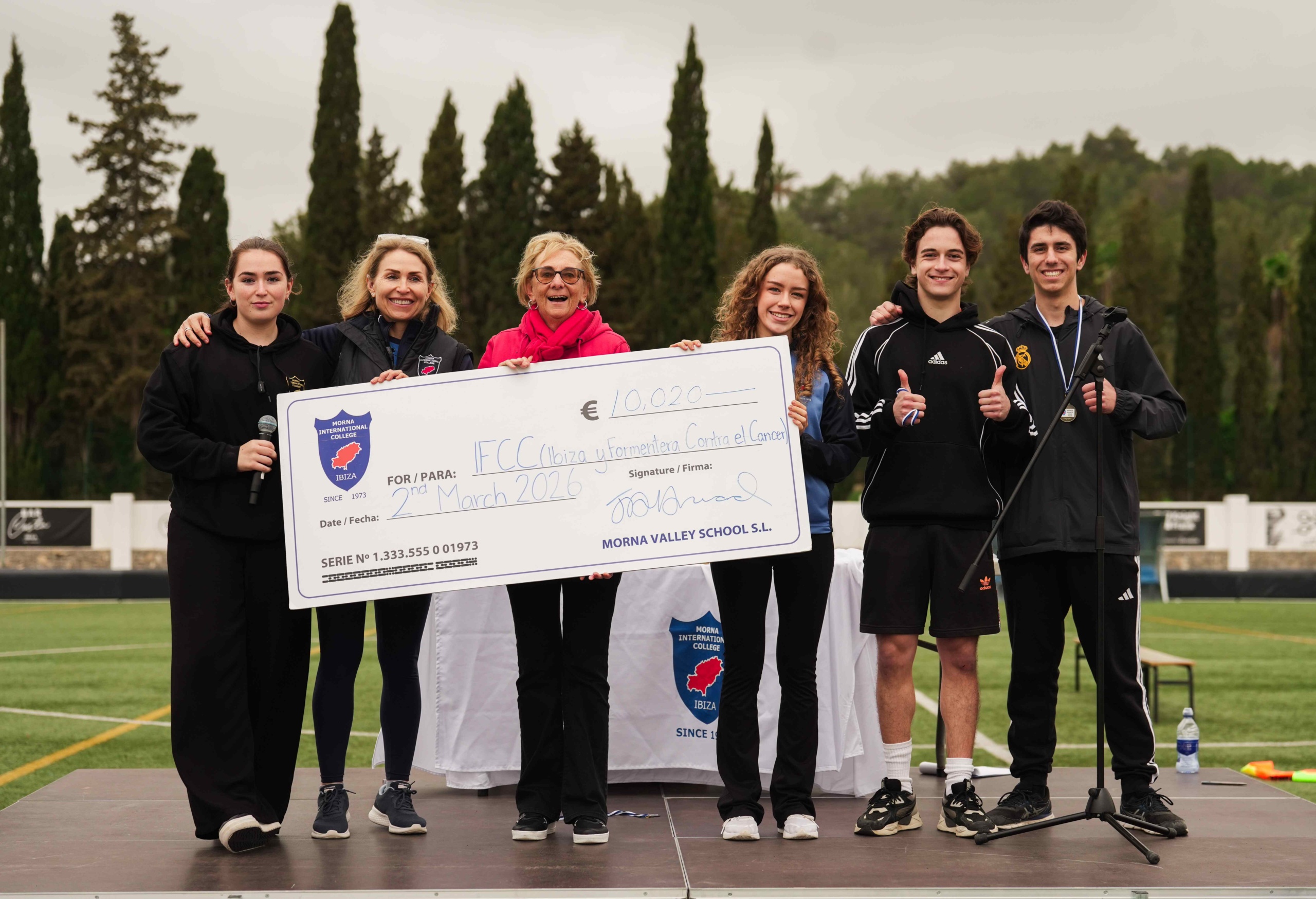 Alumnos y profesores de Morna International College entregaron el cheque solidario a la vicepresidenta de IFCC, Berno Kiberd