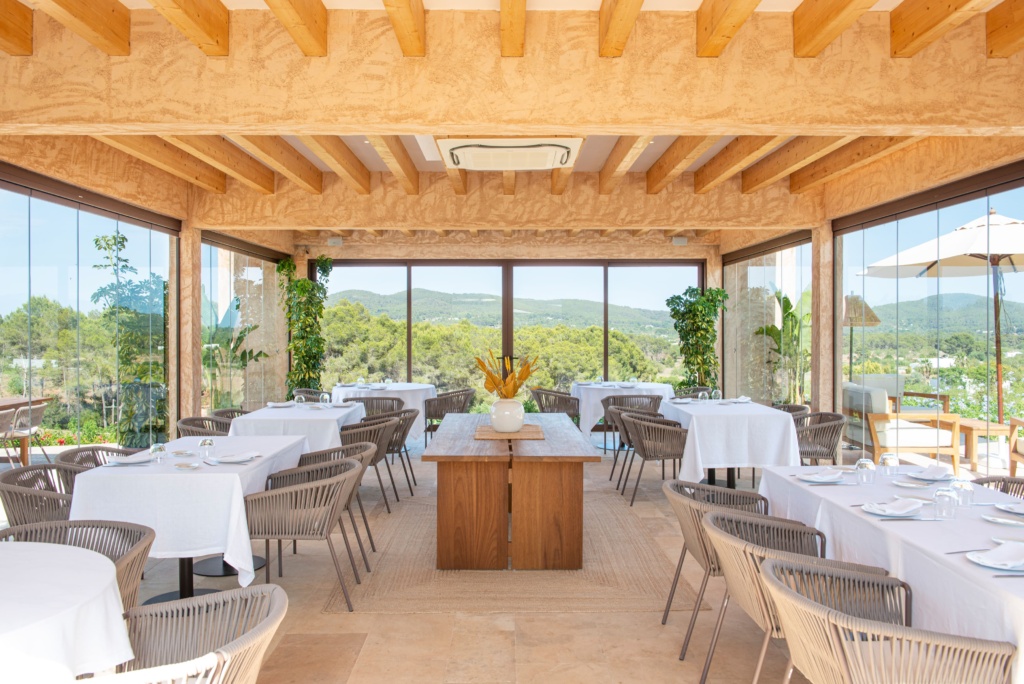 Pérgola interior del Restaurante Can Secret, rodeada de jardines, donde comer o cenar con las mejores vistas de Ibiza