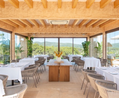 ©joseagamez_hrc_c2t_asi_agrot_safragell_ibiza-2207 Pérgola interior del Restaurante Can Secret, rodeada de jardines, donde comer o cenar con las mejores vistas de Ibiza
