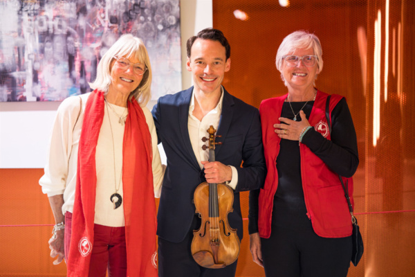 Linus Roth y las voluntarias de IFCC