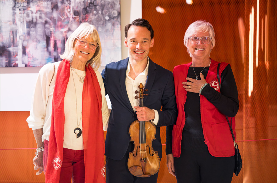 El violinista Linus Roth y las voluntarias de IFCC
