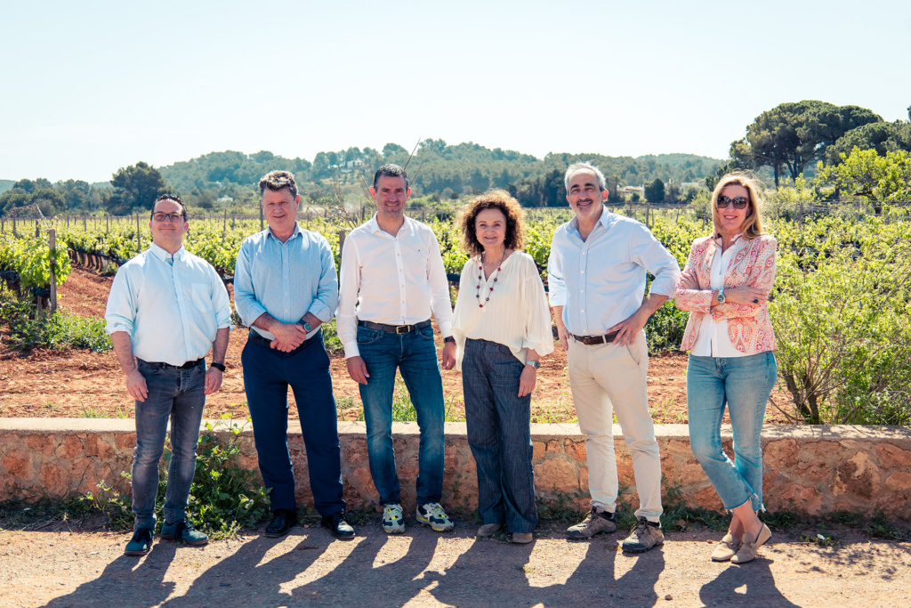 El concejal de Sector Primario y Relaciones Institucionales del Ayuntamiento de Sant Antoni de Portmany, Miguel Ángel Costa, el director insular de Medio Rural y Marino, Joan Marí, el alcalde de Sant Antoni de Portmany, Marcos Serra, la propietaria de Bodegas Can Rich, Stella González Tuells, el director técnico de Bodegas Can Rich, Álvaro Pérez Navazo, y la técnica del Departamento de Dinamización de PIMEEF, Eva Cano, en el evento de presentación de Can Rich