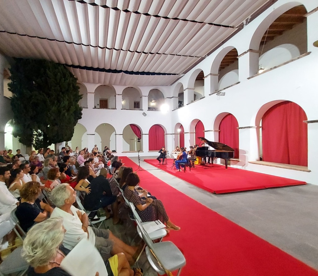 Actuación de Linus Roth en el claustro del Ayuntamiento de Eivissa en 2025