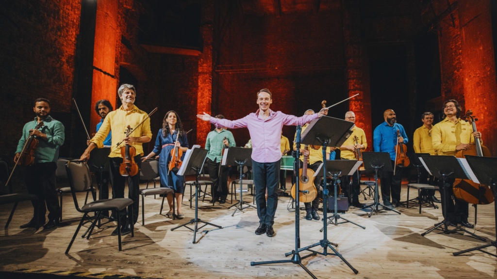 Linus Roth saludando al público en uno de sus conciertos.