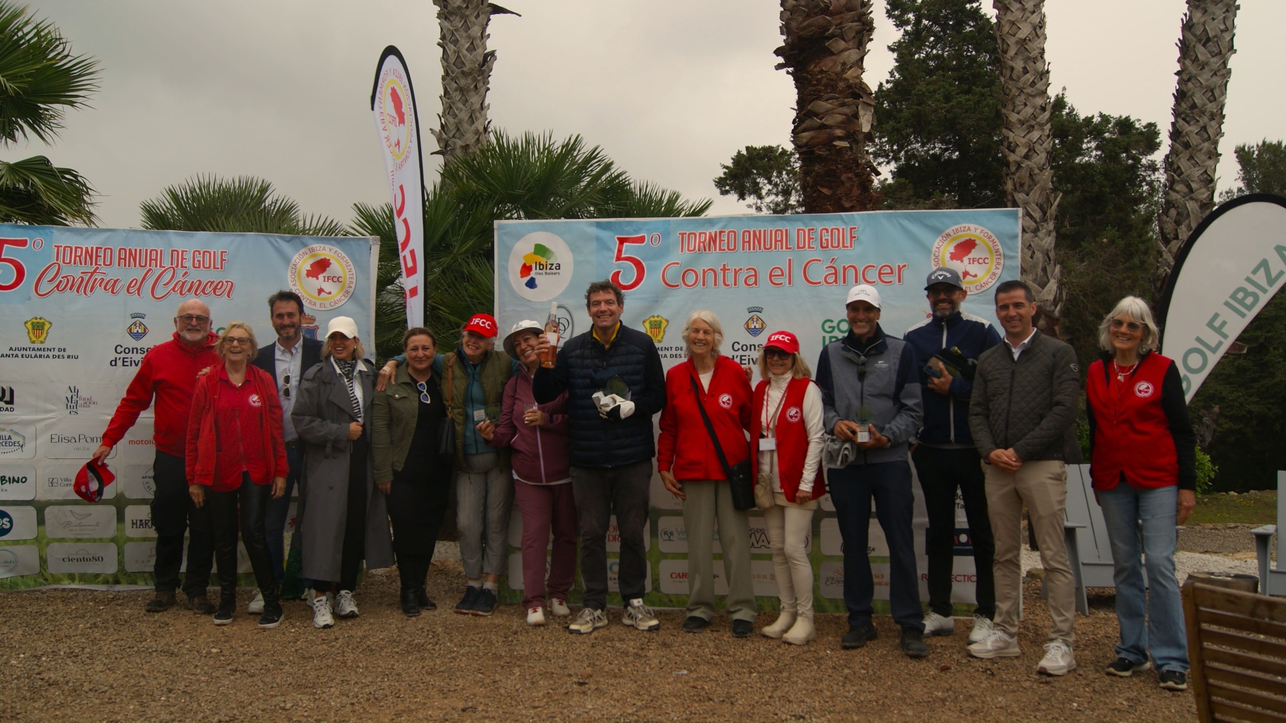 Los ganadores del torneo junto al tercer teniente de alcalde y concejal de Deportes y Fiestas y de la parroquia de Santa Eulària des Riu, Antonio Ramón Marí, la concejala de Acción Social, Familia e Igualdad del Ayuntamiento de Sant Josep de sa Talaia, Marilina Serra y las voluntarias de la Asociación Ibiza y Formentera Contra el Cáncer (IFCC)