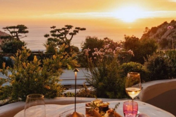 Hacienda Na Xamena, el mejor escenario para vivir el eclipse este 12 de agosto fusionando música y el ocaso de Ibiza con una gran experiencia gastronómica - imagen 1