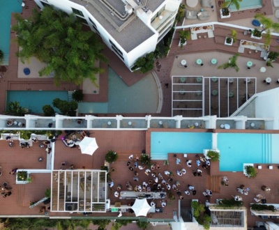 Imagen aérea de Humo, el restaurante ubicado en la terraza de Nativo Ibiza, durante la fiesta de su 5º aniversario (Lipe Planells) Imagen aérea de Humo, el restaurante ubicado en la terraza de Nativo Ibiza, durante la fiesta de su 5º aniversario (Lipe Planells)