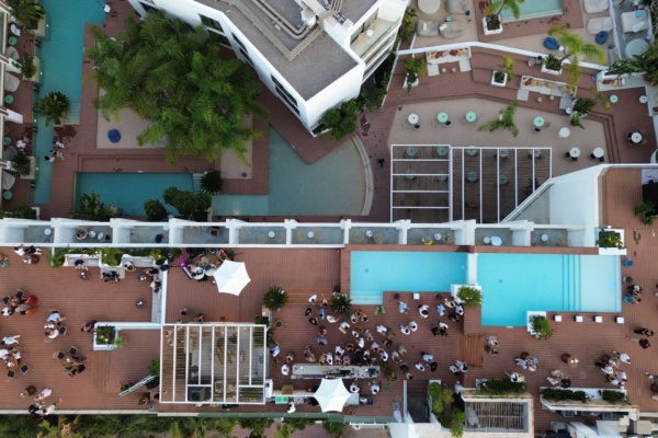 Imagen aérea de Humo, el restaurante ubicado en la terraza de Nativo Ibiza, durante la fiesta de su 5º aniversario (Lipe Planells)