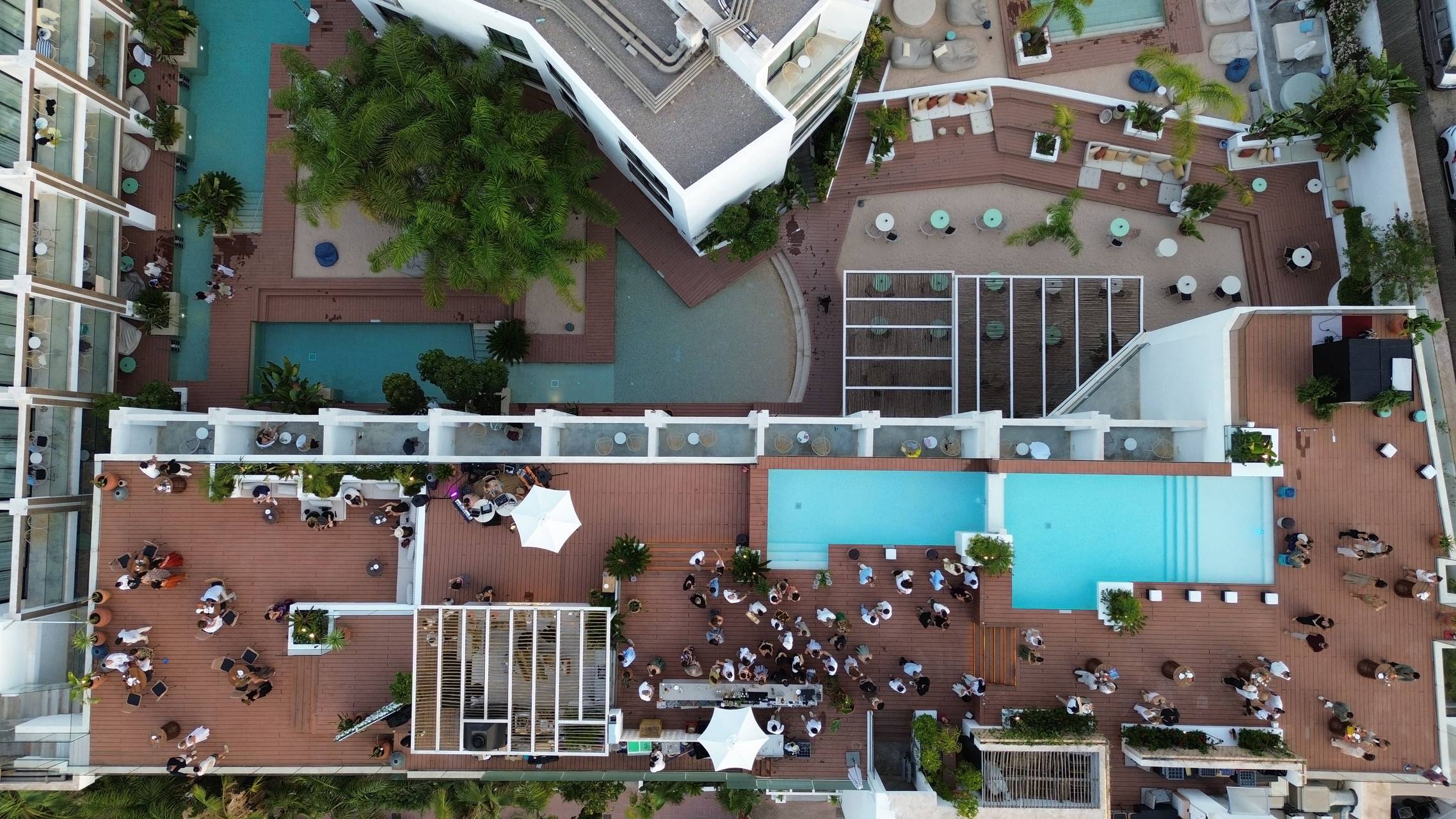Imagen aérea de Humo, el restaurante ubicado en la terraza de Nativo Ibiza, durante la fiesta de su 5º aniversario (Lipe Planells)