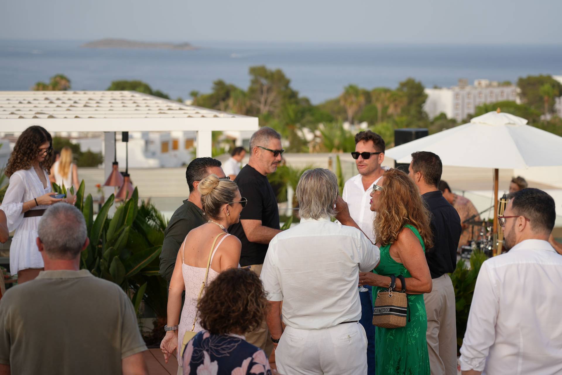 El director insular de Turismo del Consell d´Eivissa, Juan Miguel Costa, charlando con los diseñadores Vintage Ibiza, la influencer Carolina Arrollo y la pintora Marta Torres durante el evento.
