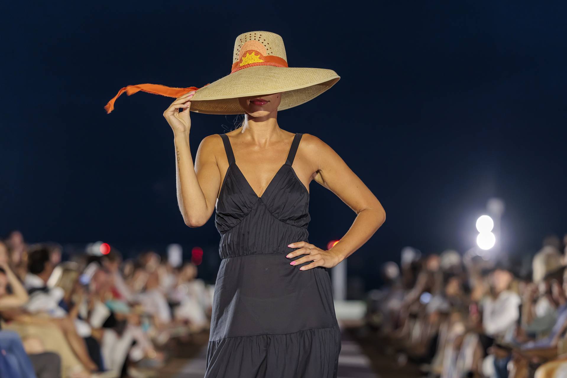 Adlib Ibiza desfila frente al Mediterráneo en BLESS Ibiza The Site - galería 19