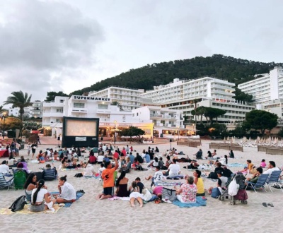 ‘Cinema at the Beach’ celebra este domingo en Cala Llonga su segunda sesión de cine familiar solidario al aire libre ‘Cinema at the Beach’ celebra este domingo en Cala Llonga su segunda sesión de cine familiar solidario al aire libre - imagen 1