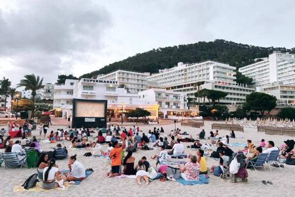 ‘Cinema at the Beach’ celebra este domingo en Cala Llonga su segunda sesión de cine familiar solidario al aire libre - imagen 1