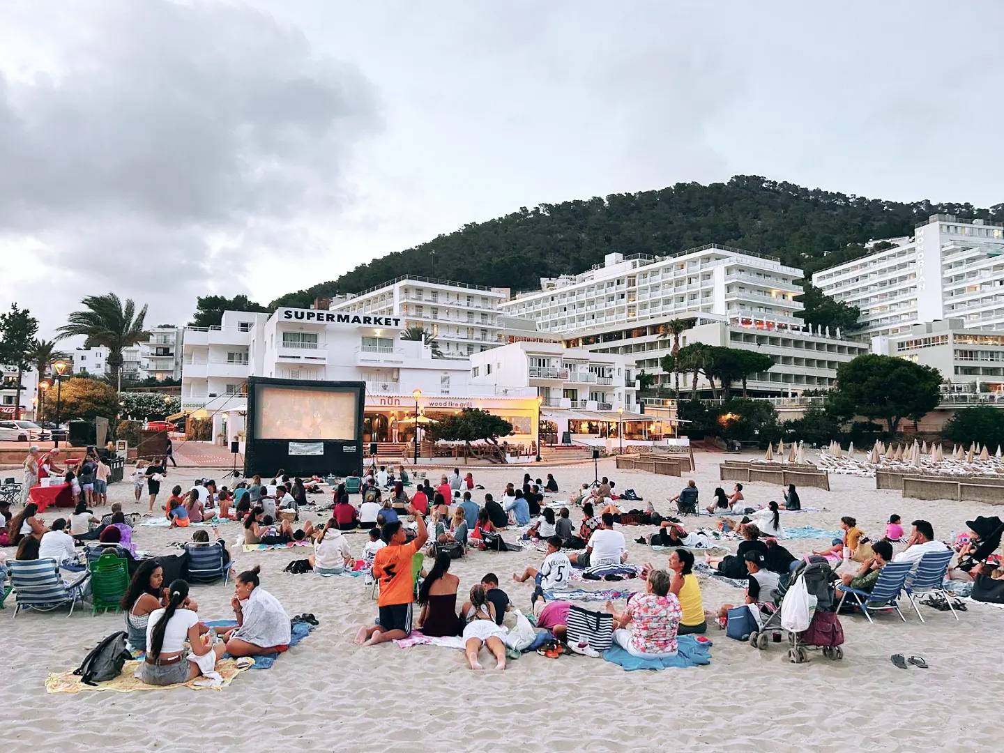 ‘Cinema at the Beach’ celebra este domingo en Cala Llonga su segunda sesión de cine familiar solidario al aire libre - imagen 1