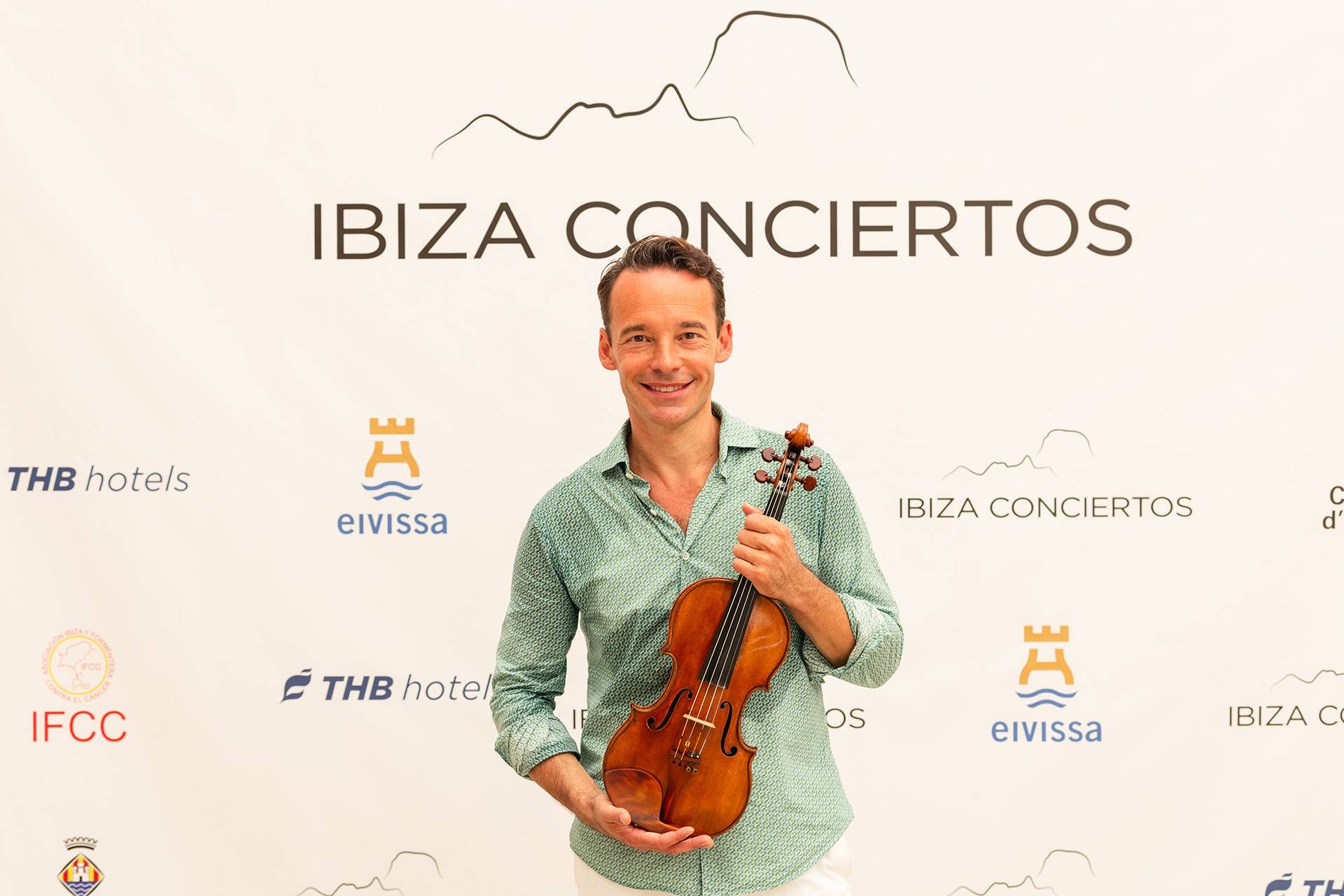 El violinista y director artístico del Festival Internacional de Música Clásica Ibiza Conciertos, Linus Roth, con su Stradivarius "Dancla" de 1703