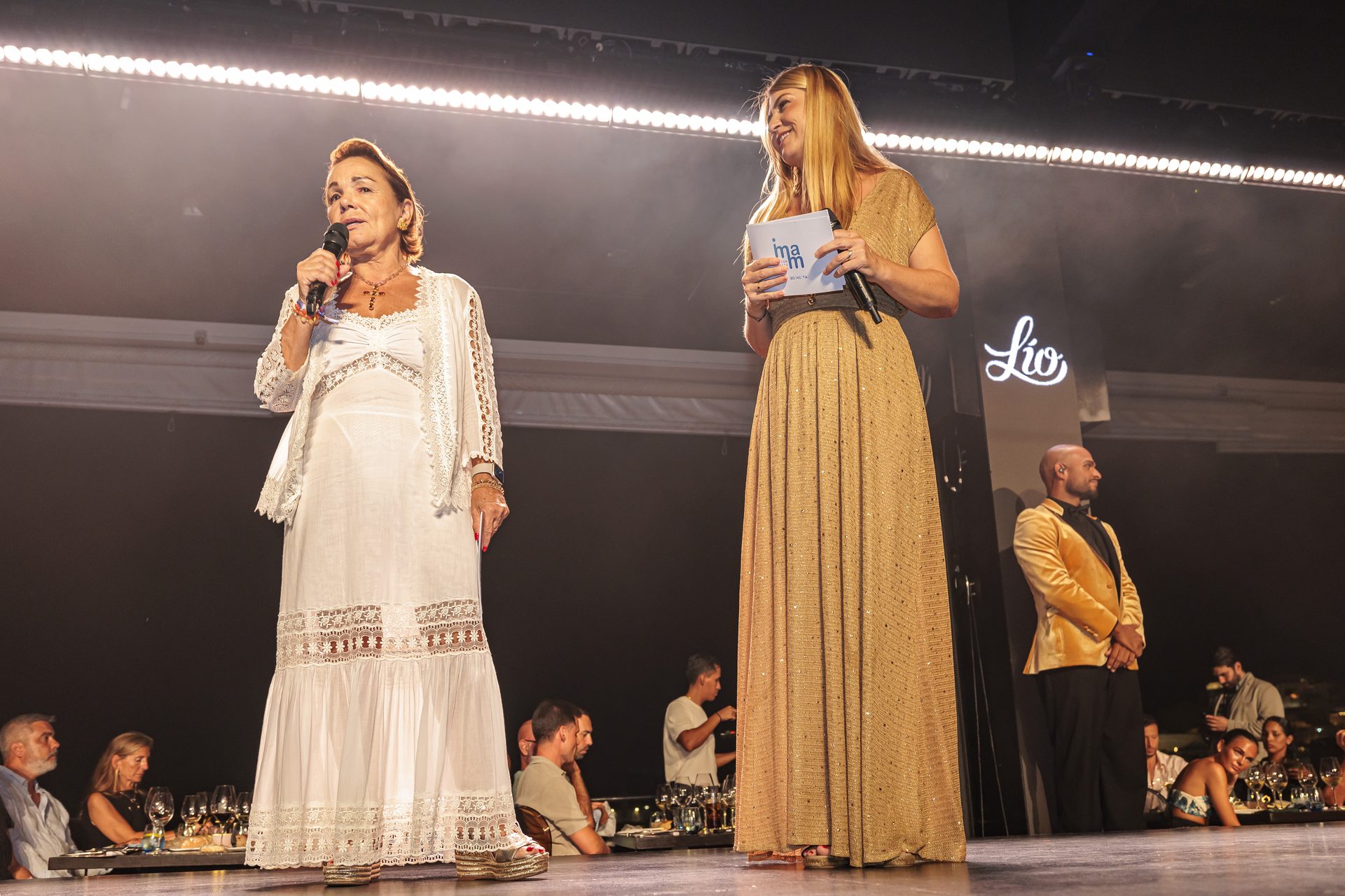 Mari Carmen Gutiérrez y Montse Monsalve, en la gala solidaria de la Asociación Elena Torres en Lío Ibiza. Fotografía de Aisha Bonet.