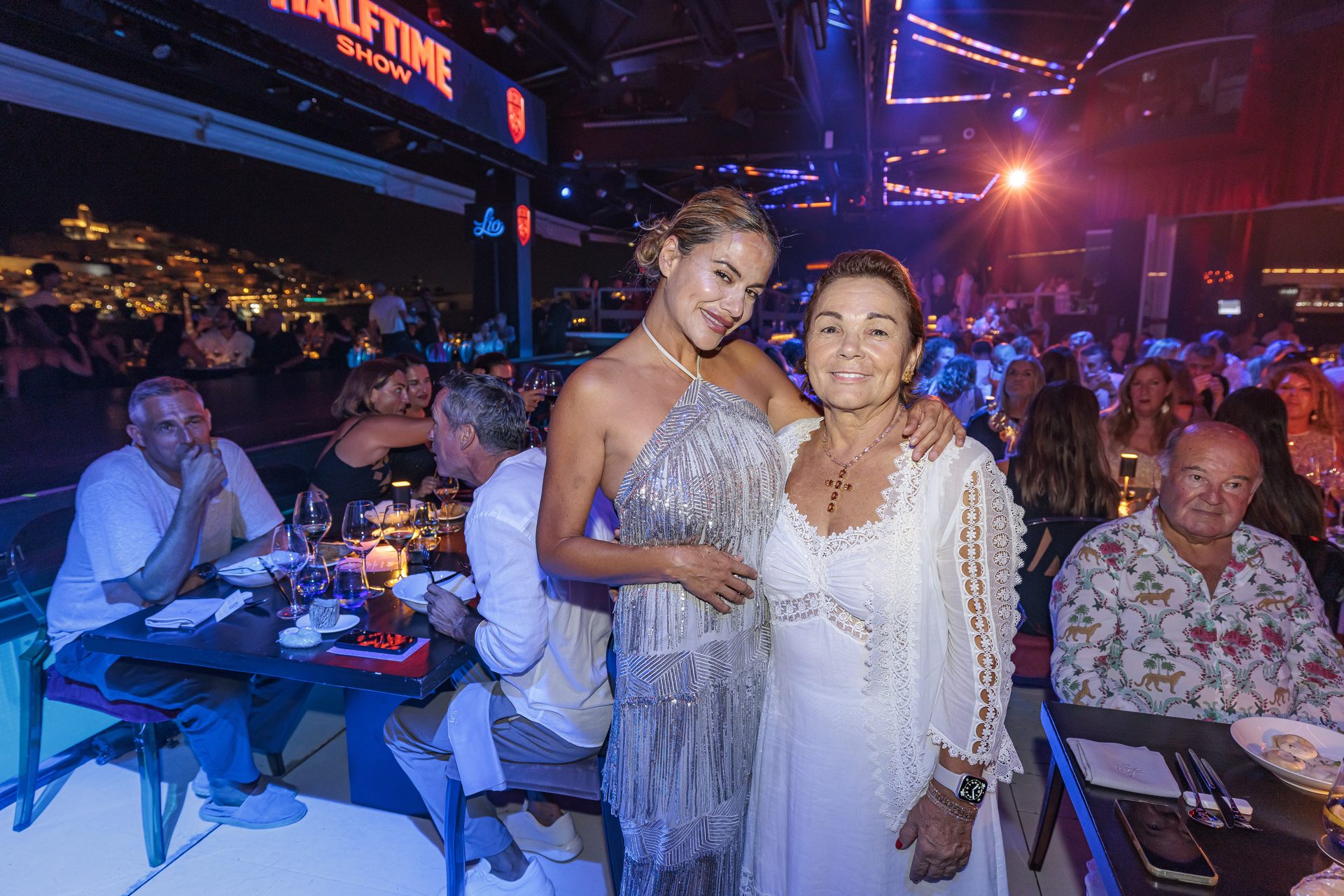 Mónica Hoyos y Mari Carmen Gutiérrez, en la gala solidaria de la Asociación Elena Torres en Lío Ibiza. Fotografía de Aisha Bonet.
