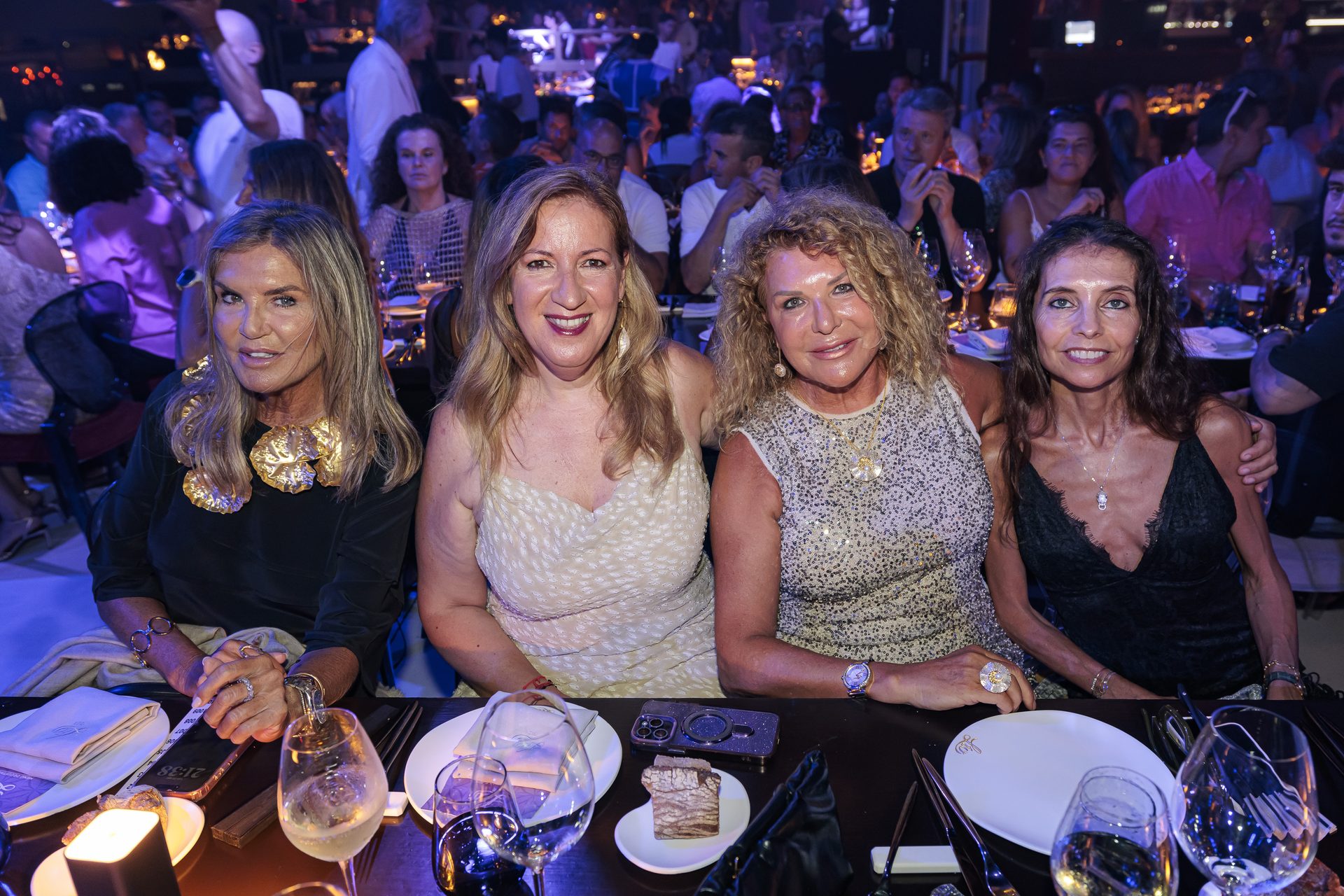 Susana Uribarri y Nieves Bustamante, en la gala solidaria de la Asociación Elena Torres en Lío Ibiza. Fotografía de Aisha Bonet.