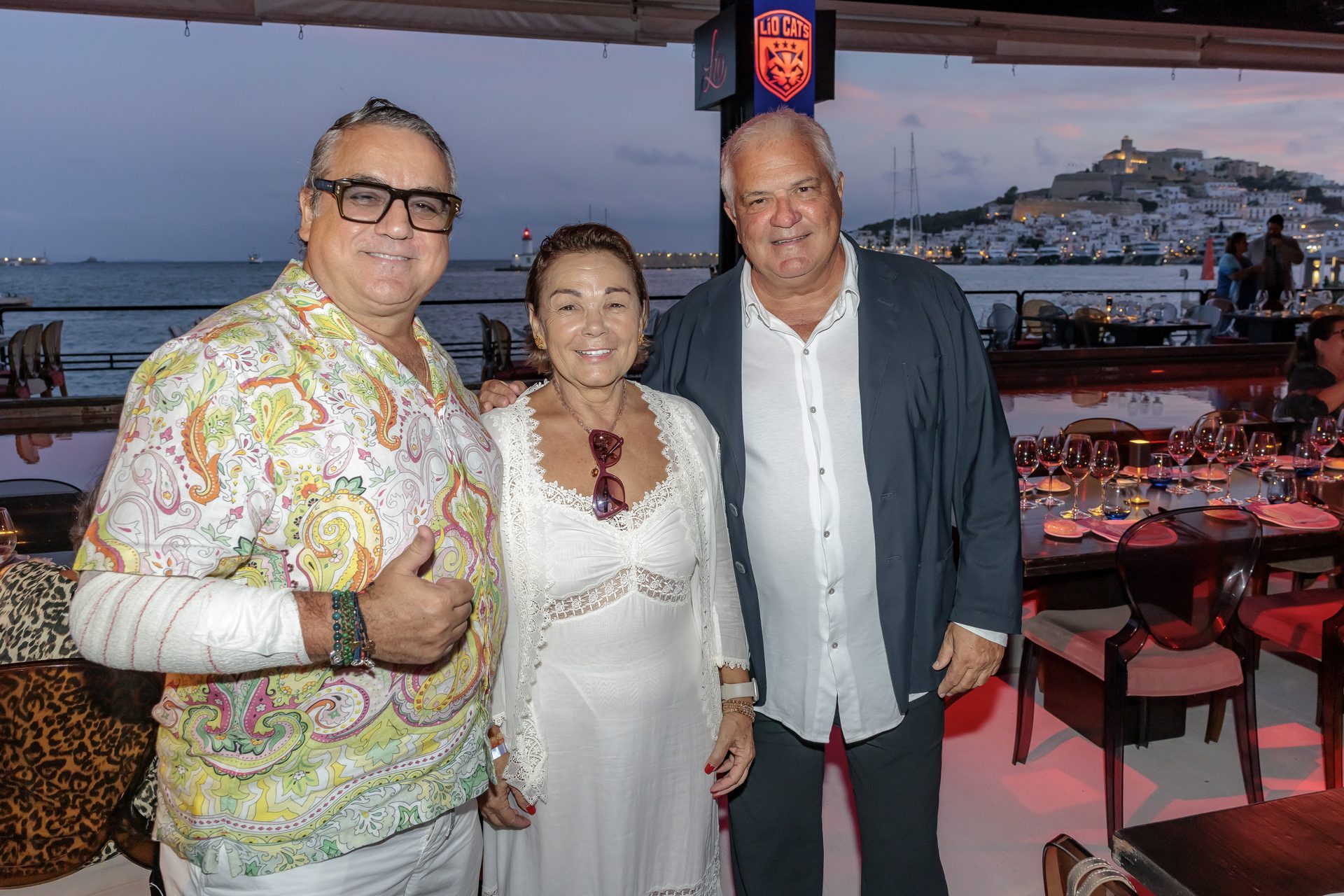 Julio Bruno, Mari Carmen Gutiérrez y Joan Gràcia, en la gala solidaria de la Asociación Elena Torres en Lío Ibiza. Fotografía de Aisha Bonet.