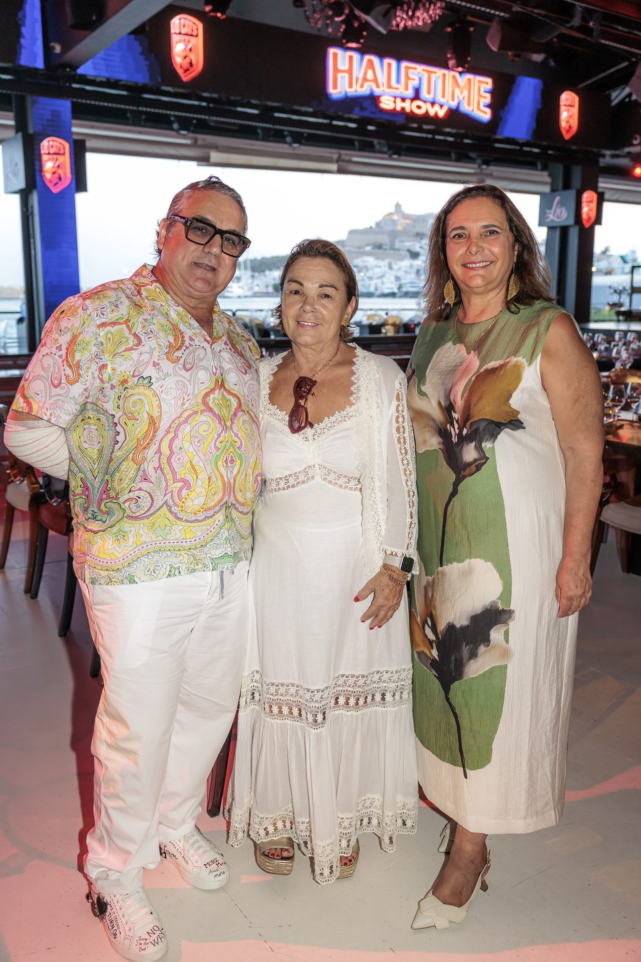 Julio Bruno, Mari Carmen Gutiérrez y Manuela García, en la gala solidaria de la Asociación Elena Torres en Lío Ibiza. Fotografía de Aisha Bonet.