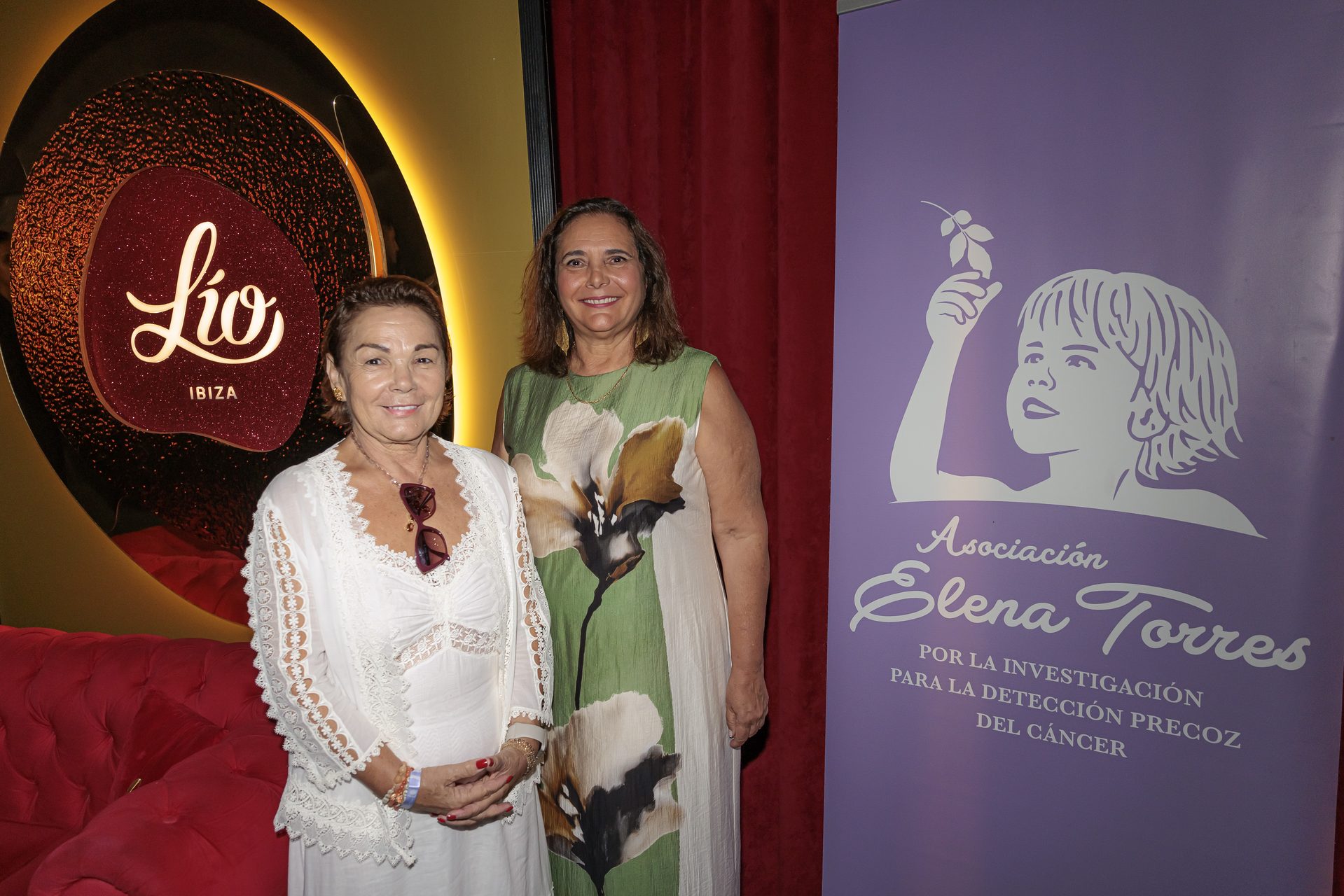Mari Carmen Gutiérrez y Manuela García, en la gala solidaria de la Asociación Elena Torres en Lío Ibiza. Fotografía de Aisha Bonet.