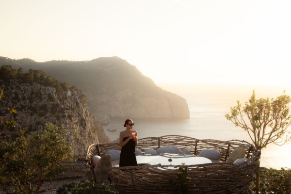 Hacienda Na Xamena, el mejor escenario para vivir el eclipse este 12 de agosto fusionando música y el ocaso de Ibiza con una gran experiencia gastronómica - imagen 1