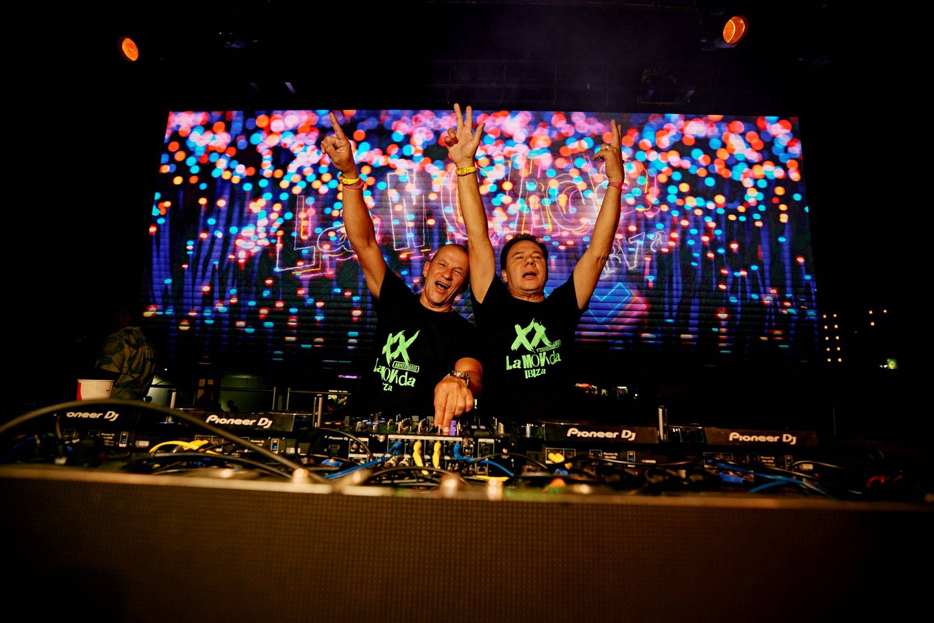 Los DJ Petit y Vázquez impulsores de La Movida en la fiesta de XX aniversario celebrada en 2025 (ANDRÉS IGLESIAS)