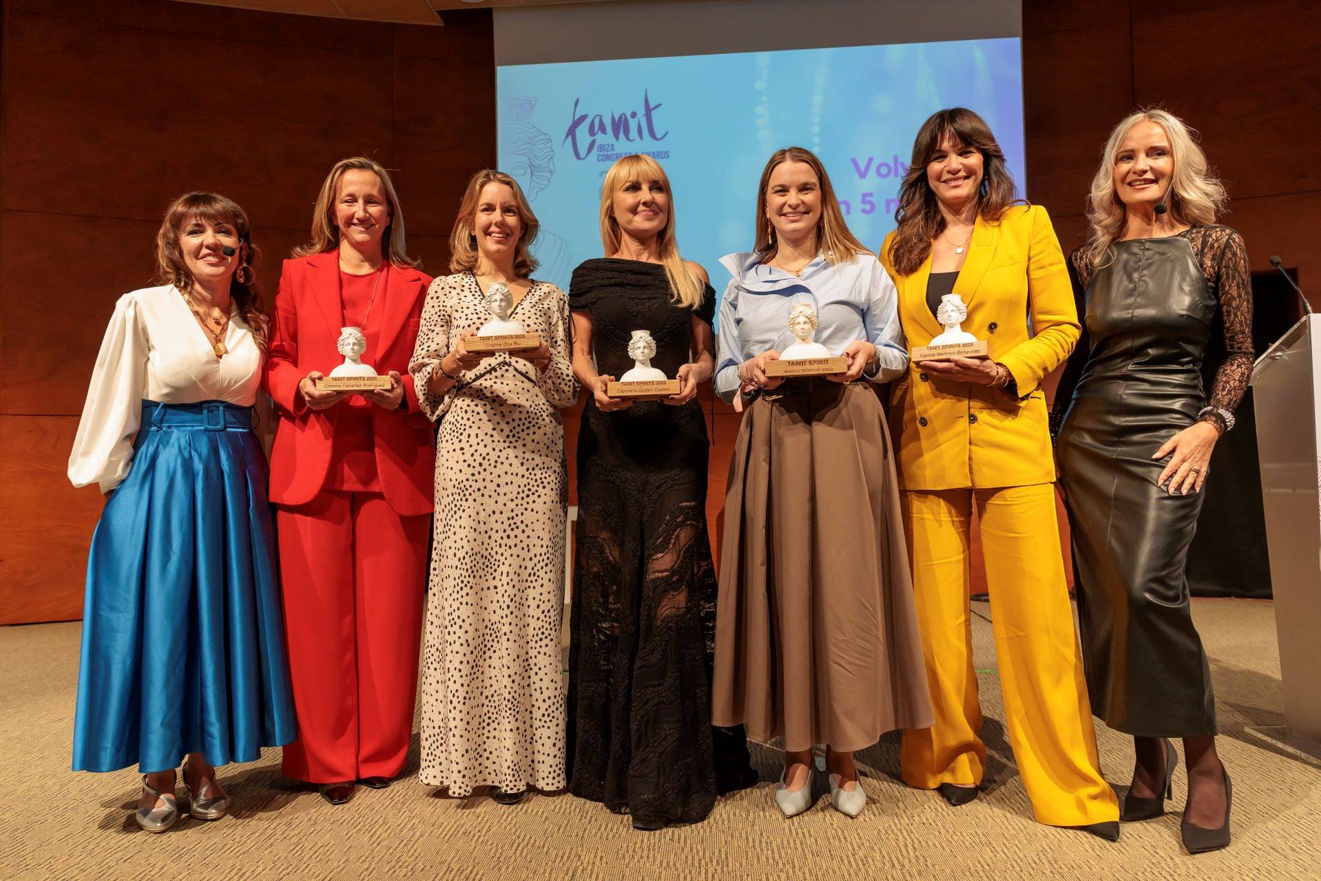Alicia Reina, Cristina Cabañas, Cristina Oria, Cayetana Guillén Cuervo, Marga Prohens, Fabiola Martínez y Eva Ballarin en el acto de entrega de los Tanit Spirit 2025