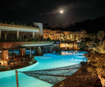 El hotel al que querrás escapar este septiembre para recuperar la energía está en Ibiza, suspendido sobre un acantilado y frente al Mediterráneo - imagen 2