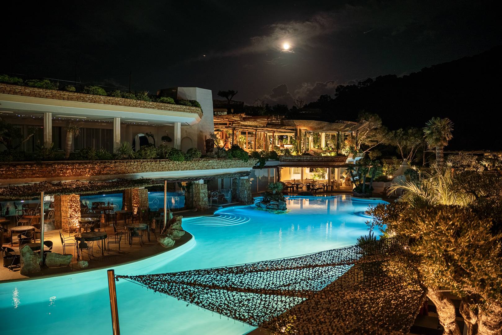El hotel al que querrás escapar este septiembre para recuperar la energía está en Ibiza, suspendido sobre un acantilado y frente al Mediterráneo - imagen 2