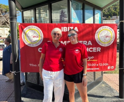 Foto 1 - Ellie Hocking junto a la voluntaria de IFCC, Beryl Jones Foto 1 - Ellie Hocking junto a la voluntaria de IFCC, Beryl Jones